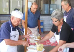 I volontari distribuiscono la polenta  